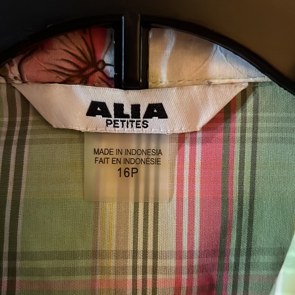 Alia Petites unique button down top with 3/4 sleeves. - Picture 2 of 6